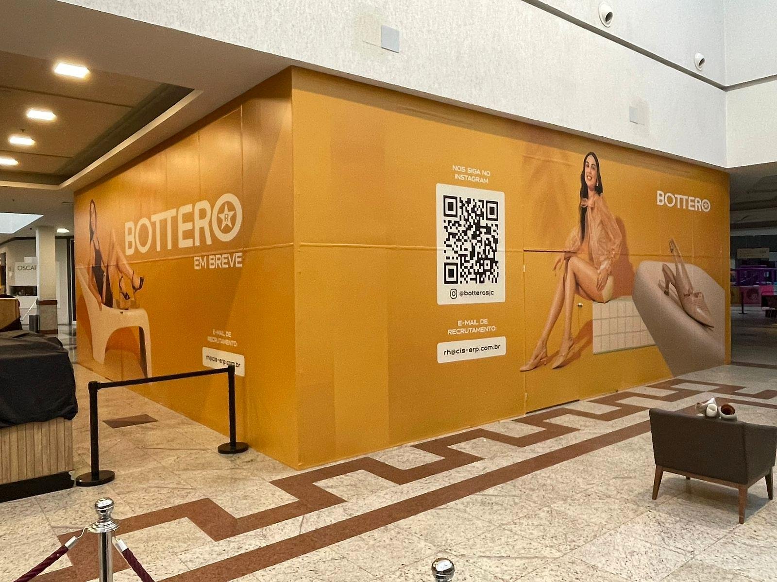 Tapume da Bottero pronto no corredor do shopping: "Bottero em breve", com QR code