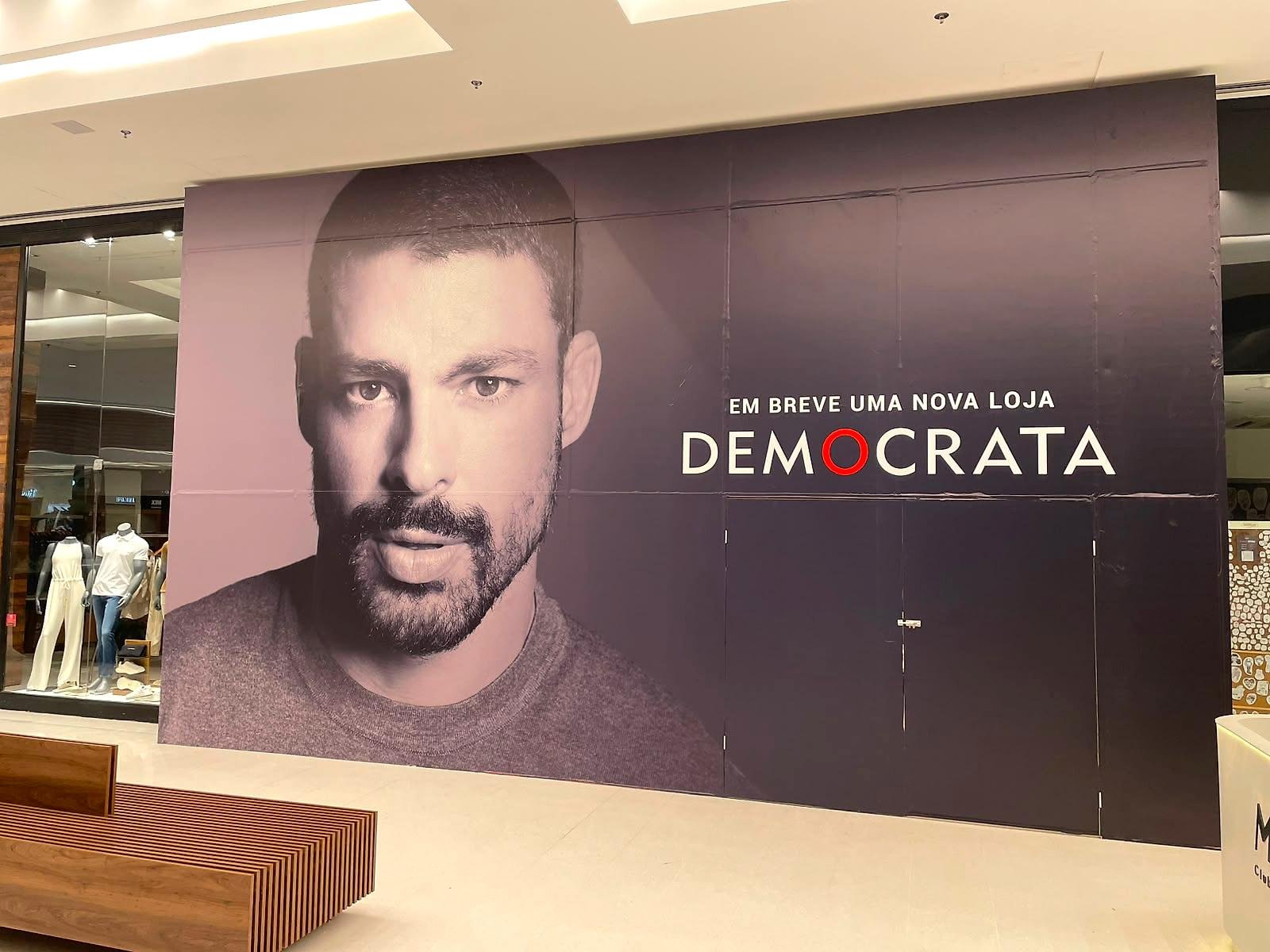 Tapume da Democrata pronto no Mogi Shopping: "Em breve uma nova loja Democrata"