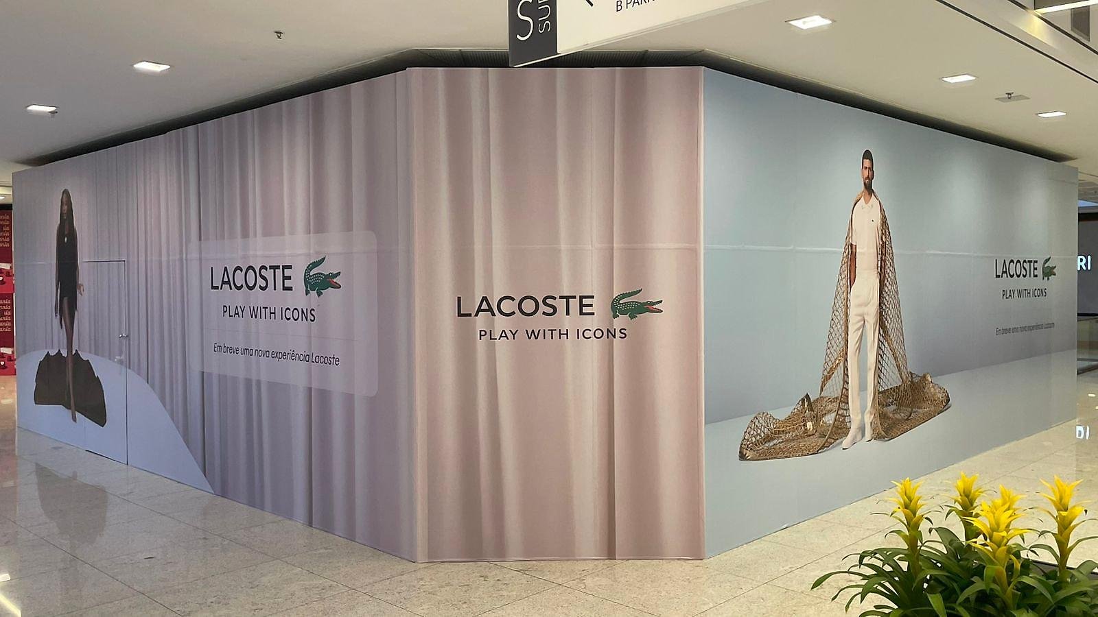 Tapume da Lacoste em volta da loja no Colinas Shopping, com a campanha "Play with icons"