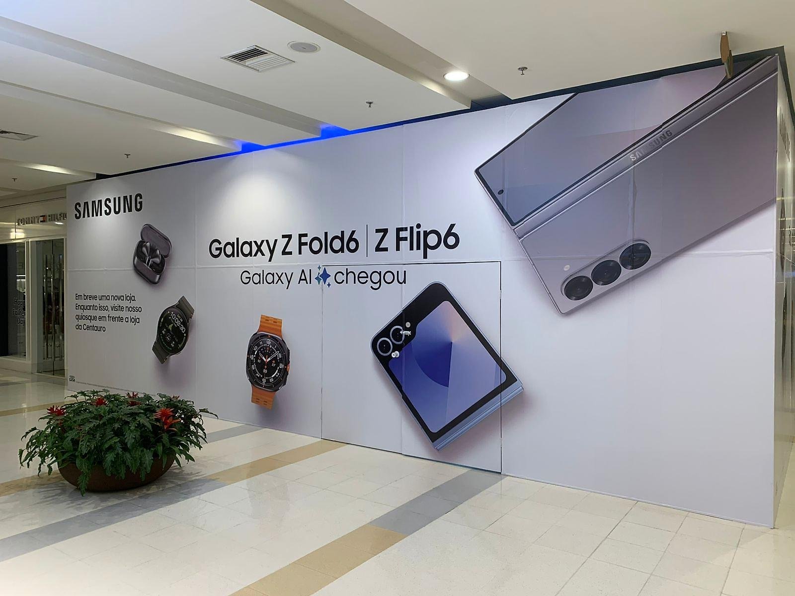 Tapume da Samsung com a campanha do Galaxy Z Fold6 e Z Flip6